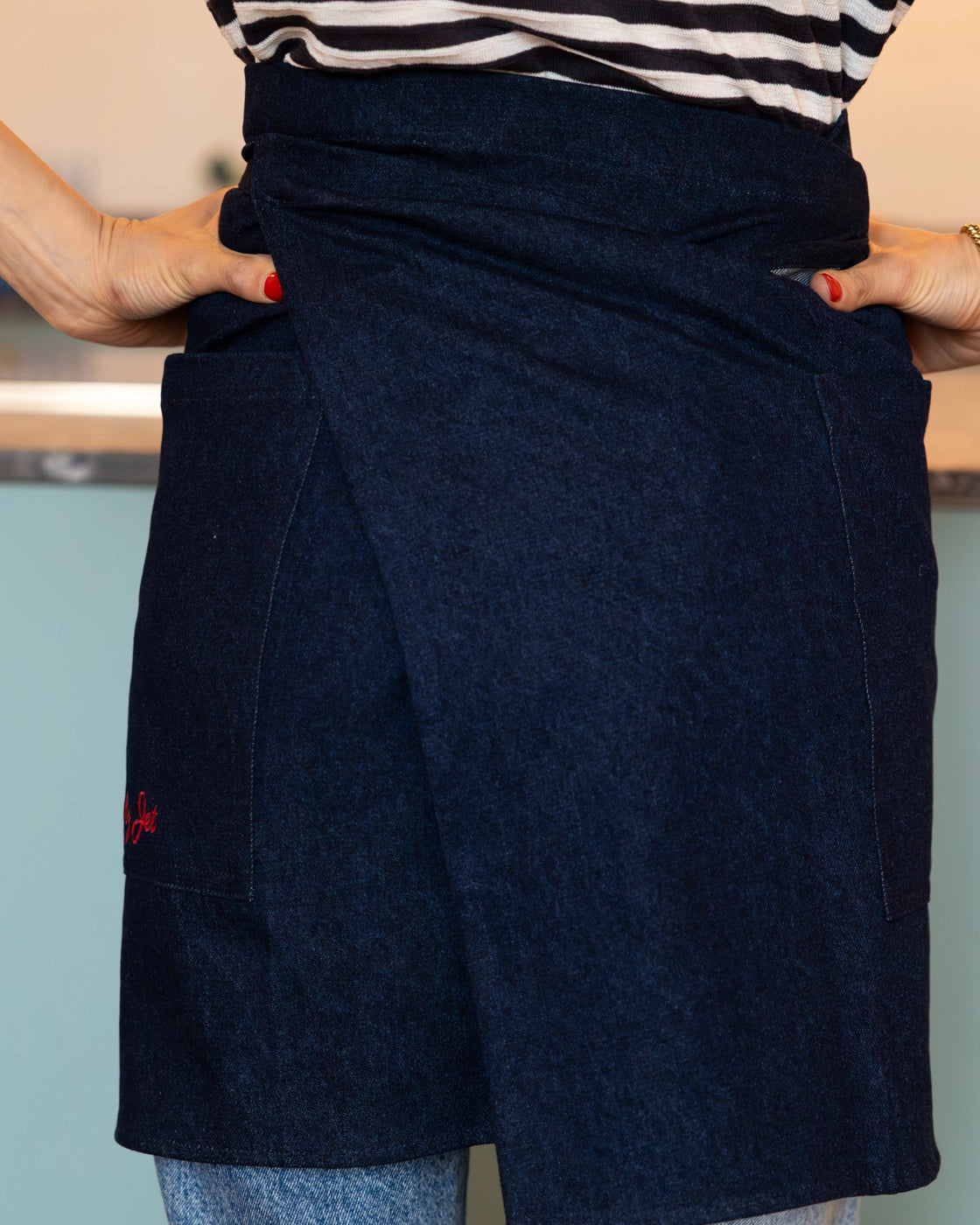 Dit bistro schort is er voor alles wat je met je handen maakt. In de keuken, maar net
zo goed tijdens het schilderen, knutselen, kleien, tuinieren of schoonmaken. Het is
een stevige jeans schort waardoor het heel comfortable om je lijf zit. Ik vind dit een tijdloos en chic schort.