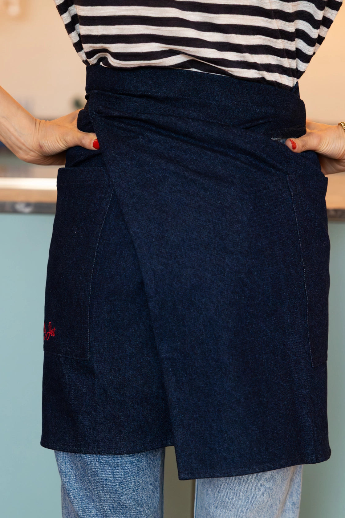 Dit bistro schort is er voor alles wat je met je handen maakt. In de keuken, maar net
zo goed tijdens het schilderen, knutselen, kleien, tuinieren of schoonmaken. Het is
een stevige jeans schort waardoor het heel comfortable om je lijf zit. Ik vind dit een tijdloos en chic schort.