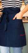 Dit bistro schort is er voor alles wat je met je handen maakt. In de keuken, maar net
zo goed tijdens het schilderen, knutselen, kleien, tuinieren of schoonmaken. Het is
een stevige jeans schort waardoor het heel comfortable om je lijf zit. Ik vind dit een tijdloos en chic schort.