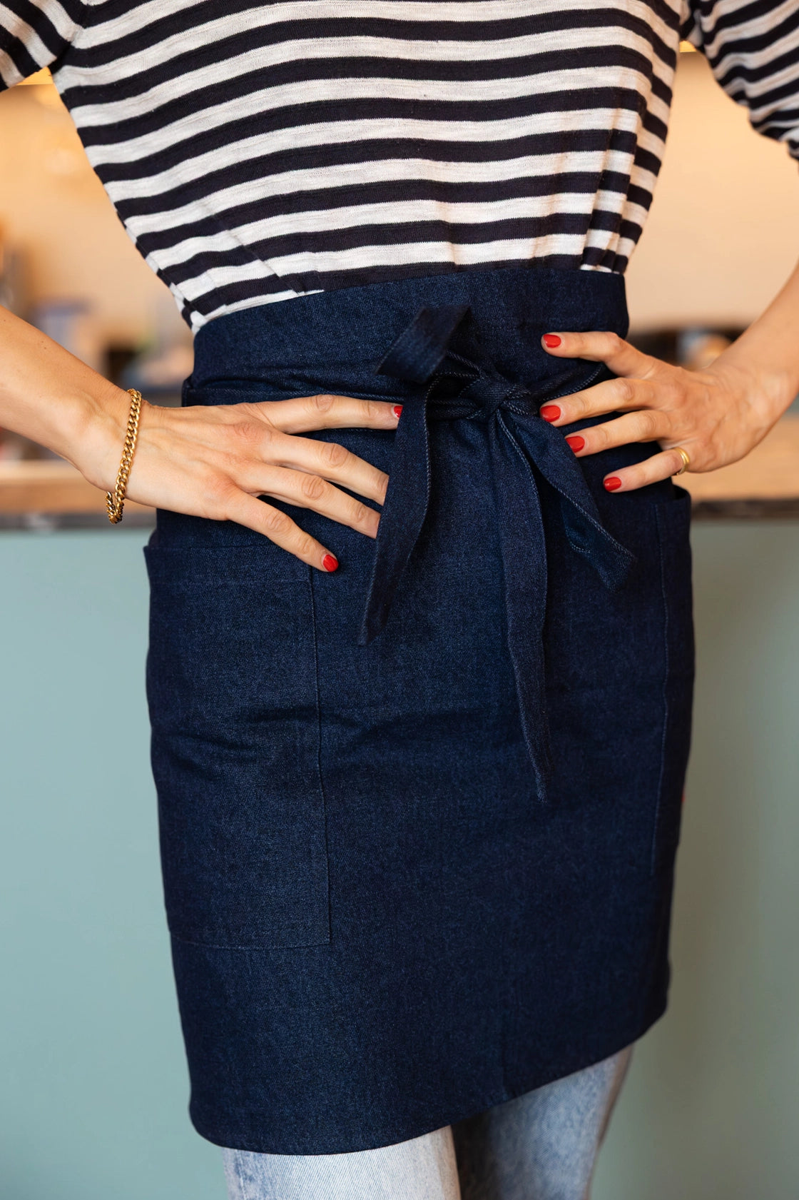 Dit bistro schort is er voor alles wat je met je handen maakt. In de keuken, maar net
zo goed tijdens het schilderen, knutselen, kleien, tuinieren of schoonmaken. Het is
een stevige jeans schort waardoor het heel comfortable om je lijf zit. Ik vind dit een tijdloos en chic schort.