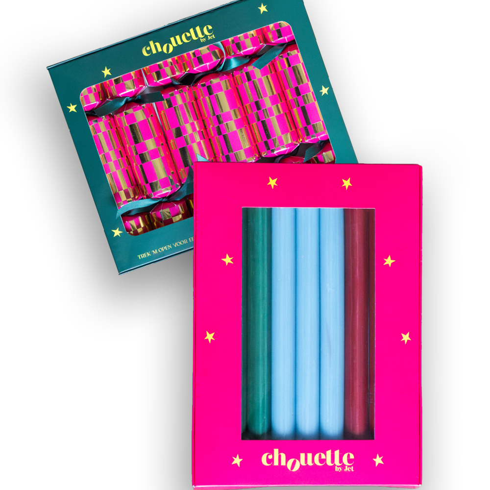 BANG! Geen kersttafel is compleet zonder een Christmas cracker op je bord.
Witte dinerkaarsen? Ben je gek, we gaan voor kleur! Een mix van lichtblauw, groen en burgundy.