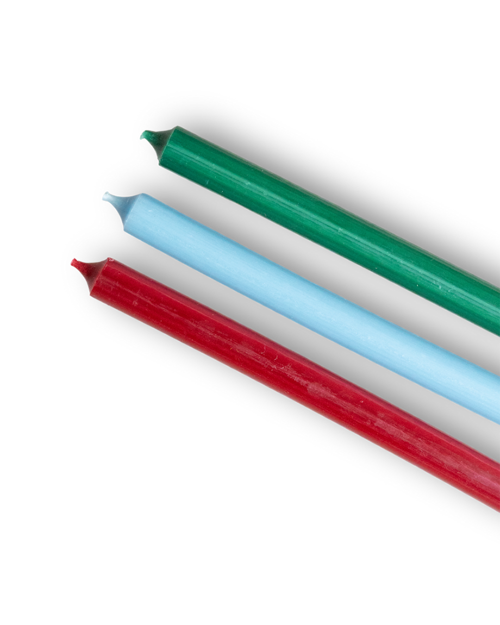 Witte dinerkaarsen? Ben je gek, we gaan voor kleur! Een mix van lichtblauw, groen en burgundy. Kaarslicht maakt ieder moment gezelliger, feestelijk en warmer. Of je nu een etentje geeft, ze op de ontbijttafel zet of gewoon op een dinsdagmiddag aansteekt als het buiten vroeg donker wordt.
