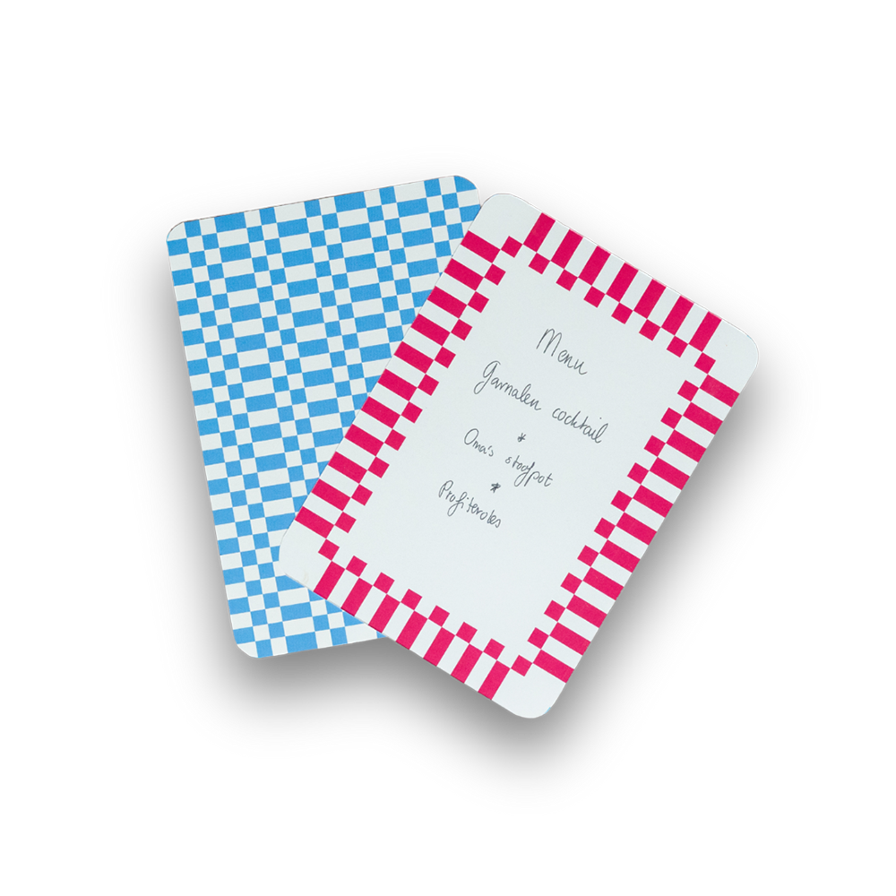 Als ik een diner geef pak ik graag uit. Ik zwiep een kleed op tafel, met échte servetten, ik steek de kaarsen aan en zet de champagnecoups alvast klaar. Op deze menukaarten schrijf ik wat we gaan eten. 