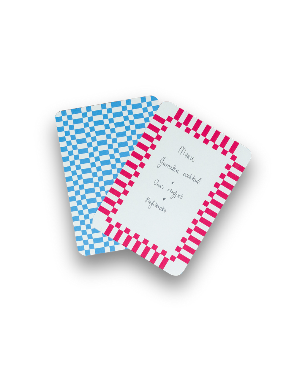 Als ik een diner geef pak ik graag uit. Ik zwiep een kleed op tafel, met échte servetten, ik steek de kaarsen aan en zet de champagnecoups alvast klaar. Op deze menukaarten schrijf ik wat we gaan eten. 
