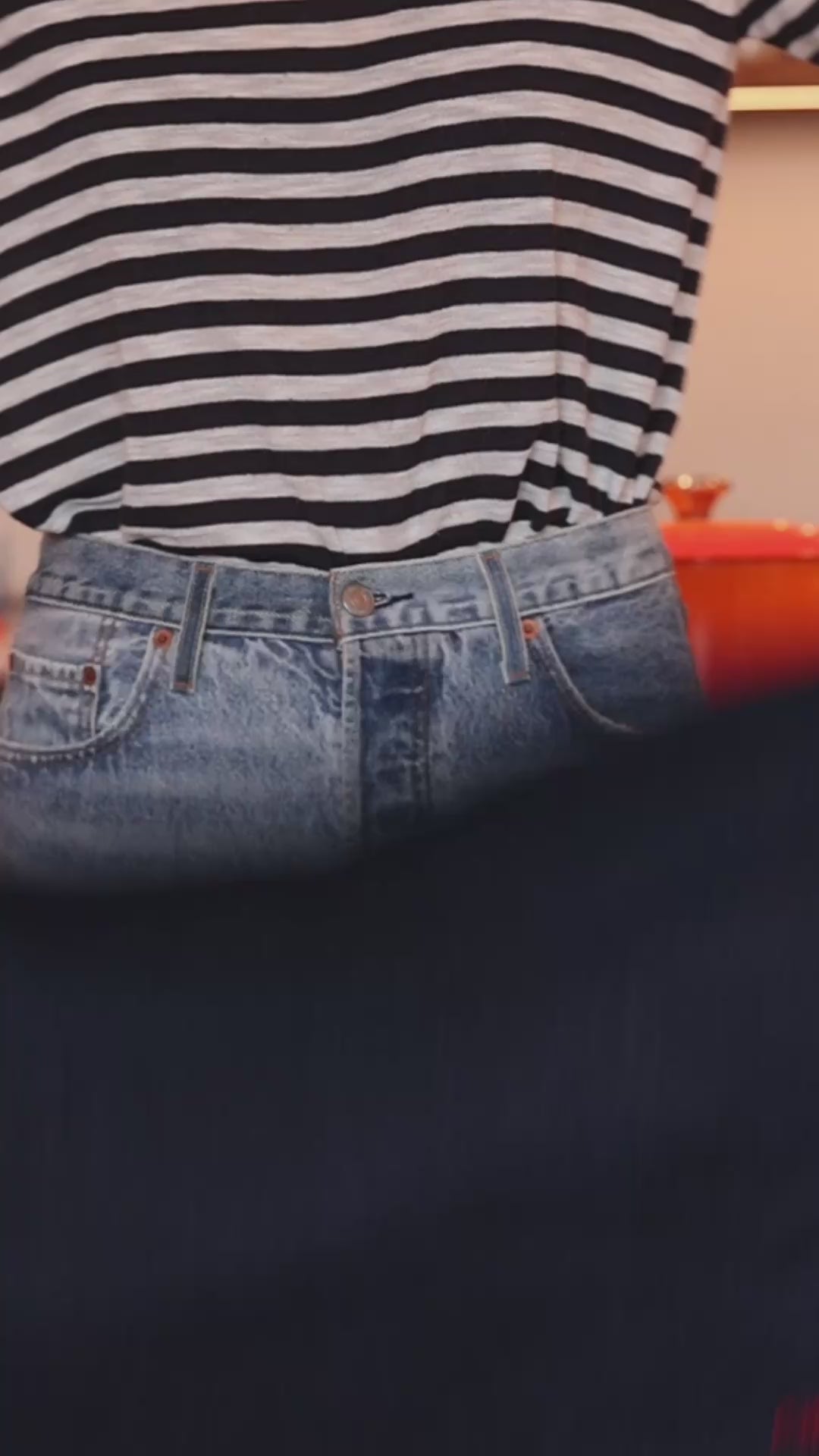 Dit bistro schort is er voor alles wat je met je handen maakt. In de keuken, maar net
zo goed tijdens het schilderen, knutselen, kleien, tuinieren of schoonmaken. Het is
een stevige jeans schort waardoor het heel comfortable om je lijf zit. Ik vind dit een tijdloos en chic schort.