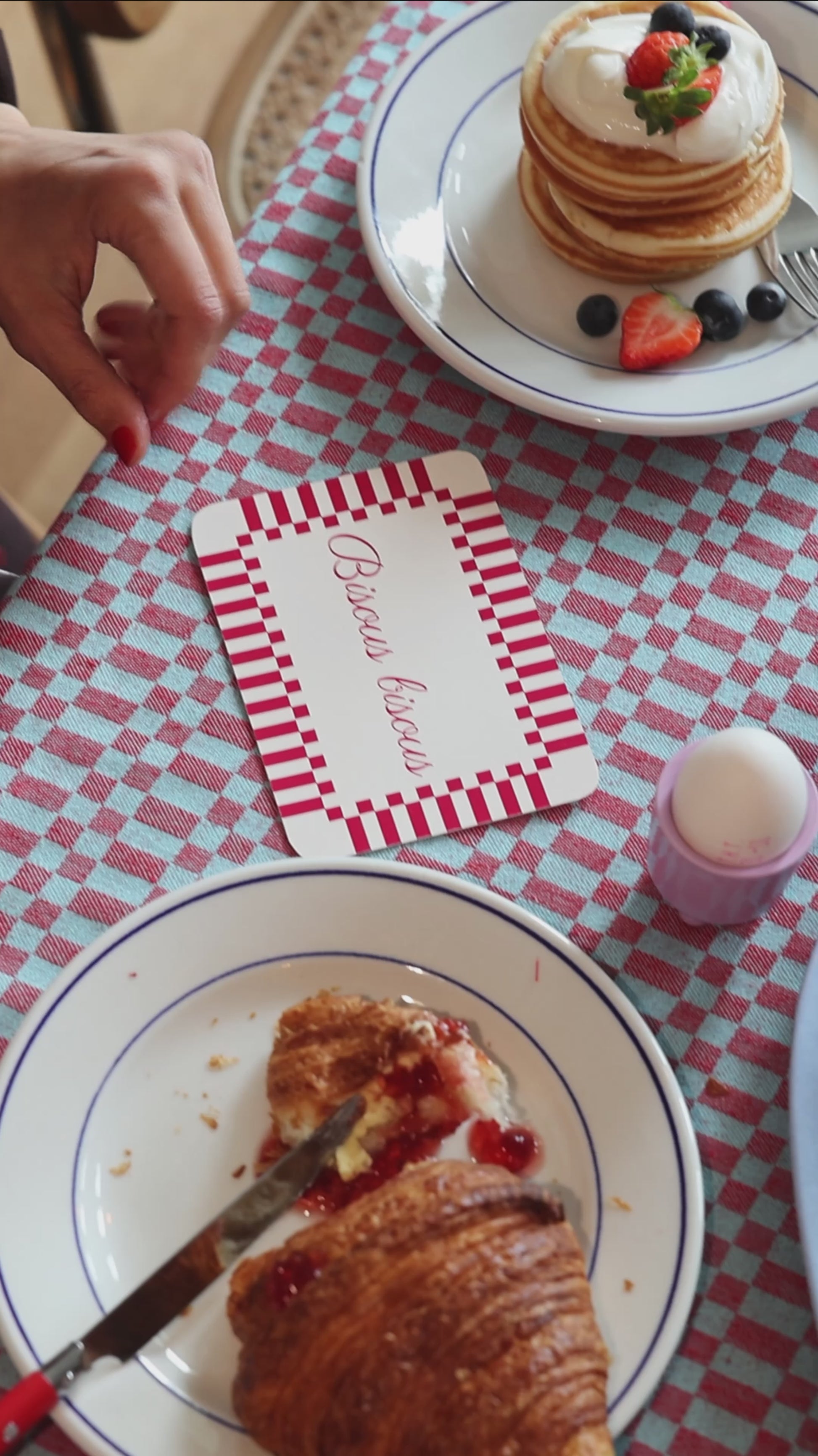 Ik heb altijd een setje ansichtkaarten in mijn keukenlade liggen. Voor als ik een geboortekaartje binnen krijg, ik iemand wil bedanken of, gewoon, voor aan het einde van het jaar. Een mail is snel geschreven, een appje is ook een lief gebaar, maar een echt handgeschreven kaart blijft voor mij ultiem. 